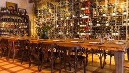 Bar Brutal wine bar. Tavolo e botiglie di vino