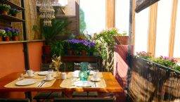 terrazza e tavoli per la colazione dell'hostal Poblenou